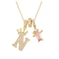 Detailansicht einer Goldkette mit gekröntem N-Anhänger und rosa Zirkon-Elementen. - Gold N (Anhänger + Boxkette)