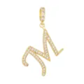 Gros plan du pendentif lettre 'M' plaqué or 18K avec micro-pavage en zircons. - Lettre M (DZ-350) / Or