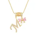 Detailansicht der 18 Karat vergoldeten Halskette mit M-Anhänger und rosa Herzstein - Buchstabe M / Anhänger + Boxkette (45+5cm) / Gold