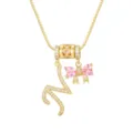 Detailansicht der 18k vergoldeten Halskette mit M-Anhänger und rosa Zirkonia-Schleife - Buchstabe N / Anhänger + Boxkette (45+5cm) / Gold