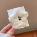 Barrette à cheveux étoile en peluche douce couleur thé au lait, accessoire mignon pour l'hiver - Blanc
