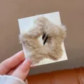 Pince à cheveux étoile en peluche couleur thé au lait, accessoire d'hiver pour filles - Chameau