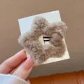 Pince à cheveux en peluche en forme d'étoile couleur thé au lait pour hiver - Khaki