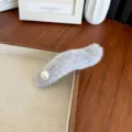 Pince à cheveux élégante en peluche grise avec perle pour l'automne et l'hiver - Gris