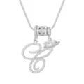Detail van zilveren ketting met cursieve letter C-hanger, gezette stenen en hartvorm - Schrijfletter C (DXL-065) / Zilver