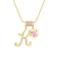 Exquisites Detail einer goldenen K-Halskette mit einem funkelnden rosa Herzanhänger - Gold K (Anhänger + Boxkette)