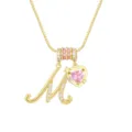 Detaillierte Ansicht der Goldkette mit kursivem M-Anhänger und rosa Herz-Stein - Gold M (Anhänger + Boxkette)