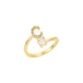 Dettaglio di un anello aperto dorato con lettera C in cristalli e una pietra singola - Lettera C