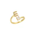 Vue détaillée d'une bague ouverte dorée ornée d'une lettre E scintillante en zircone - Lettre E