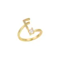 Vue détaillée d'une bague ouverte dorée élégante avec la lettre F et une pierre zircon. - Lettre F
