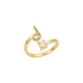 Vue détaillée d'une bague dorée ouverte avec lettre B et cristal étincelant - Lettre J