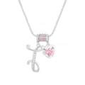 Detailaufnahme der silberfarbenen T-Halskette mit rosa herzförmigem Zirkon-Anhänger. - Silber I (Anhänger + Box-Kette)