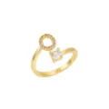 Vue rapprochée d'une bague ouverte dorée avec la lettre 'O' et zircons brillants - Lettre O