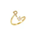 Gros plan d'une bague dorée ajustable avec lettre R et pierre précieuse claire - Lettre P