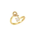 Vue détaillée d'une bague ajustable dorée minimaliste avec le design de l'initiale Q - Lettre Q