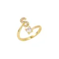 Gros plan d'une bague ajustable plaquée or ornée d'une lettre S pavée et d'un zircon. - S
