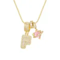 Détail du collier plaqué or 18K avec cœur en zircon rose et pendentif lettre F étincelant. - Style Lettre F / Chaîne Boîte 45+5cm / Or