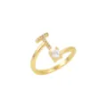 Vue détaillée d'une bague ouverte dorée avec initiale T et pierres en zircone - Lettre T