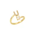 Détail d'une bague dorée ajustable avec une lettre U sertie et une pierre brillante - Lettre U