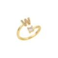 Vue détaillée d'une bague dorée avec une lettre W sertie et un cristal rond brillant - Lettre W