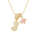 Vue détaillée d'un pendentif plaqué or avec pierres micro-pavé et zircon cœur rose. - Style Lettre J / Chaîne Boîte 45+5cm / Or
