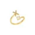 Détail d'une bague ouverte dorée avec zircon cubique et le design de la lettre K - Lettre X