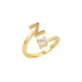 Gros plan détaillé d'une bague dorée ajustable avec lettre Z en cristal et pierre ronde - Lettre Z