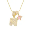 Détail du collier plaqué or 18 carats avec initiale M sertie et cœur rose scintillant - Style Lettre Majuscule M / Chaîne Boîte 45+5cm / Or