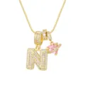 Détail du collier avec initiale N plaqué or, pendentif cœur en zircon rose et pavé CZ - Style Lettre N / Chaîne Boîte 45+5cm / Or
