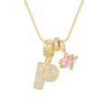 Gros plan du collier plaqué or 18 carats avec lettre P et pendentif cœur rose saturne. - Style Lettre P / Chaîne Boîte 45+5cm / Or
