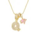 Gros plan détaillé d'un collier plaqué or avec un cœur rose et un pendentif lettre Q - Style Lettre Q / Chaîne Boîte 45+5cm / Or