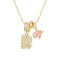 Gros plan d'un collier plaqué or 18 carats avec cœur en zircon rose et pendentif lettre R pavé. - Style Lettre R / Chaîne Boîte 45+5cm / Or