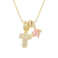 Détail du collier plaqué or 18 carats avec lettre T en zircone et breloques coeur rose de Saturne - Style Lettre T / Chaîne Boîte 45+5cm / Or