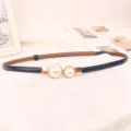Primo piano di un'elegante cintura sottile blu navy con perle per vestiti - Blu navy