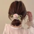 Élastique à cheveux élégant avec rose rose et larges pétales en tissu - Chouchou Rose Rose