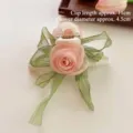 Grande pince à cheveux avec une rose en tissu rose et des accents de rubans verts - Pince à Cheveux Rose Rose