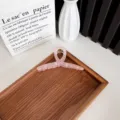Grande pince à cheveux rose jelly pour cheveux épais sur un plateau en bois minimaliste - 11cm / Ruban Rose Brume