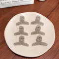 Set mit sechs 4 cm großen grauen Mini-Haarklammern auf Keramikteller. - 6er Set / Gelee Grau