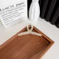 Pince à cheveux élégante couleur crème gelée pour cheveux épais sur plateau bois. - 11cm / Ruban Jaune Oie