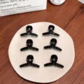 6er-Set 4cm Mini-Haarklammern in Schwarz, elegante Accessoires auf einem Teller. - 6er Set / Schwarz