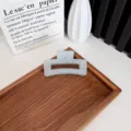 Pince à cheveux mate bleu gelée élégante pour cheveux épais sur un plateau en bois - 8.5cm / Carré Bleu Brume