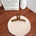 Grande pince à cheveux en résine ambrée au design minimaliste torsadé pour coiffures élégantes - Café Gelée
