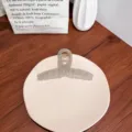 Pince à cheveux minimaliste grise translucide en forme de ruban sur plateau - Gris Gelée