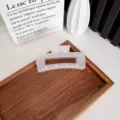 Grande pince à cheveux mate blanc gelée pour cheveux épais sur un plateau en bois - Grand Carreaux / 10.5cm / Blanc de Brume
