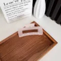 Grande pince à cheveux rose translucide sur un plateau en bois, style épuré - Grand Carreaux / 10.5cm / Rose Brume