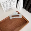Grande pince à cheveux gris gelée élégante pour cheveux épais au design minimaliste - Grand Carreaux / 10.5cm / Bleu Brume