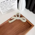 Pince à cheveux nœud minimaliste de couleur crème sur plateau en bois - Nœud papillon / 11.5cm / Vert Brouillard