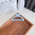 Pince à cheveux minimaliste bleu clair pour cheveux épais sur un plateau de présentation - Demi-cercle / 9cm / Bleu Brume