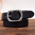 Dettaglio di cintura in pelle nera classica con fibbia ad ardiglione in metallo argento. - 100cm / Nero