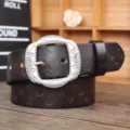 Cintura da donna in pelle marrone vintage con fibbia argentata decorata e motivi incisi. - Caffè / 100cm